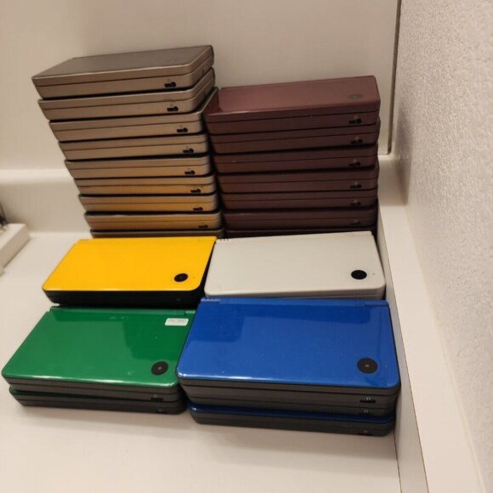 1X Nintendo DSI XL with charger and 8GB memory card Japan Various Color - Picture 4 of 4